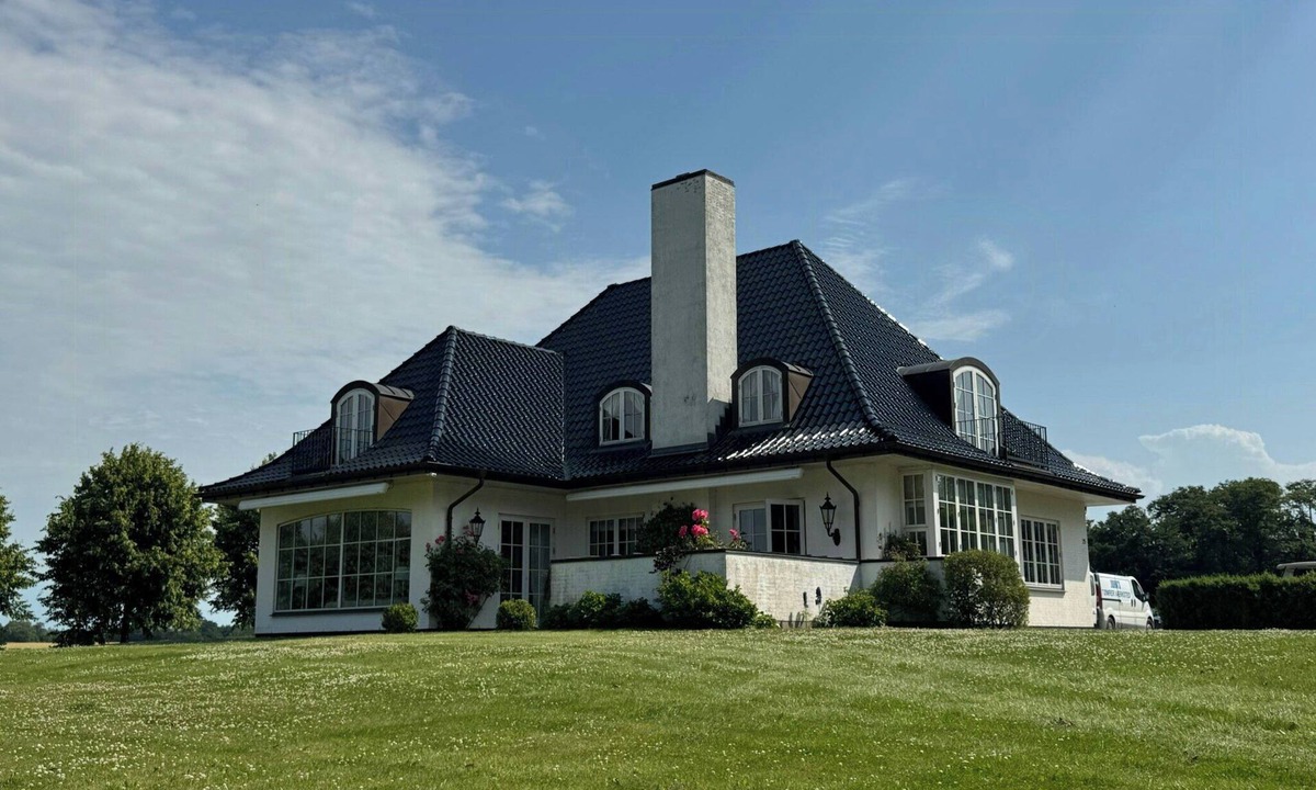 Ringe House | Manor house overlooking fields and garden