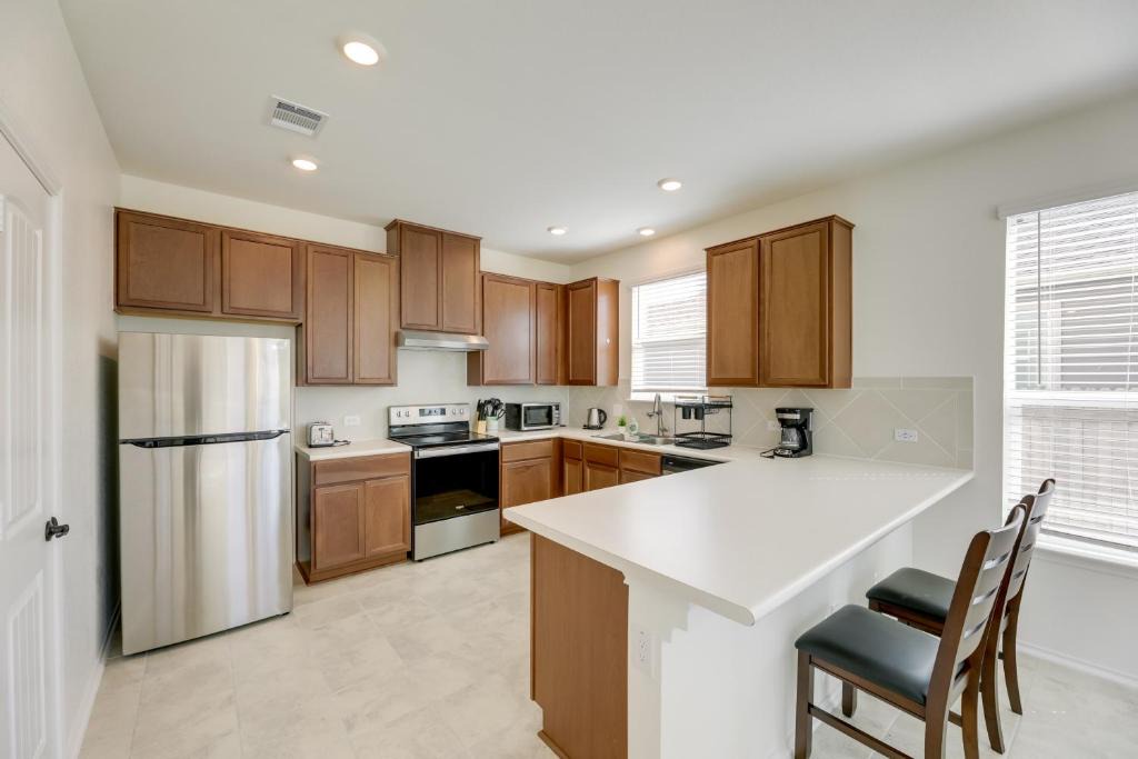 Manor House | Manor Vacation Rental w/Yard: 17 Mi to Austin!