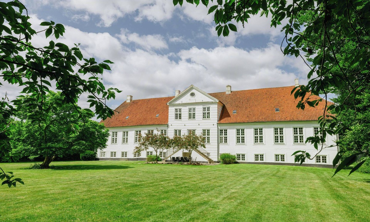 Ullerslev House | Manor with soul between forest and lake on Funen