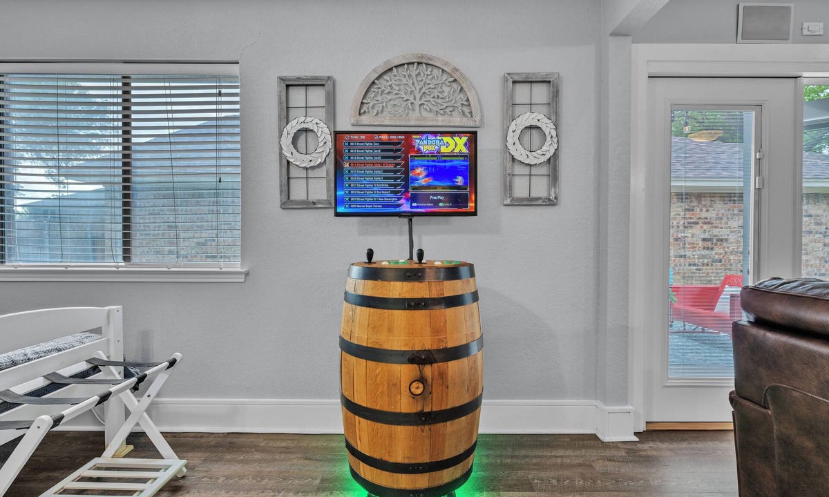South Arlington House | Mansfield Farmhouse, Hot Tub, Arcade, NearnAT&T Stadium, Sleeps 6 + Pets OK