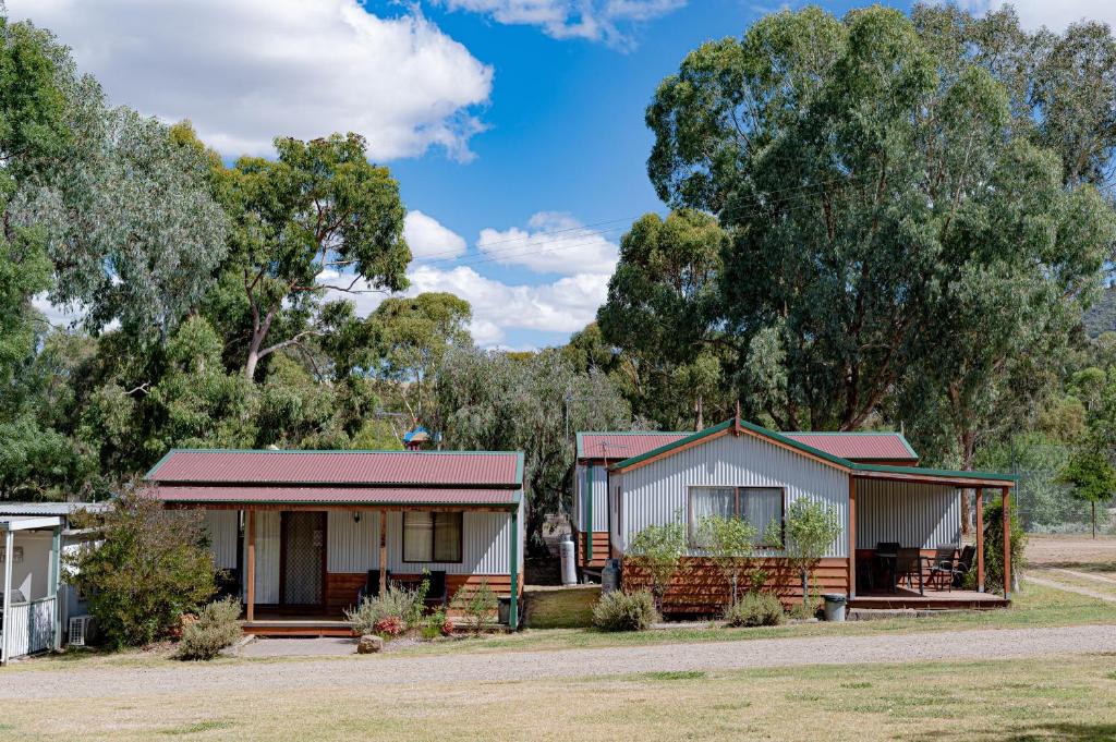 Mansfield Hotel | Mansfield Lakeside Caravan Park