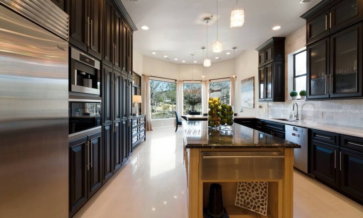 Dallas County House | Mansion + Guesthouse! Uncommon Grounds Dallas! Pool, Pickleball, Basketball!