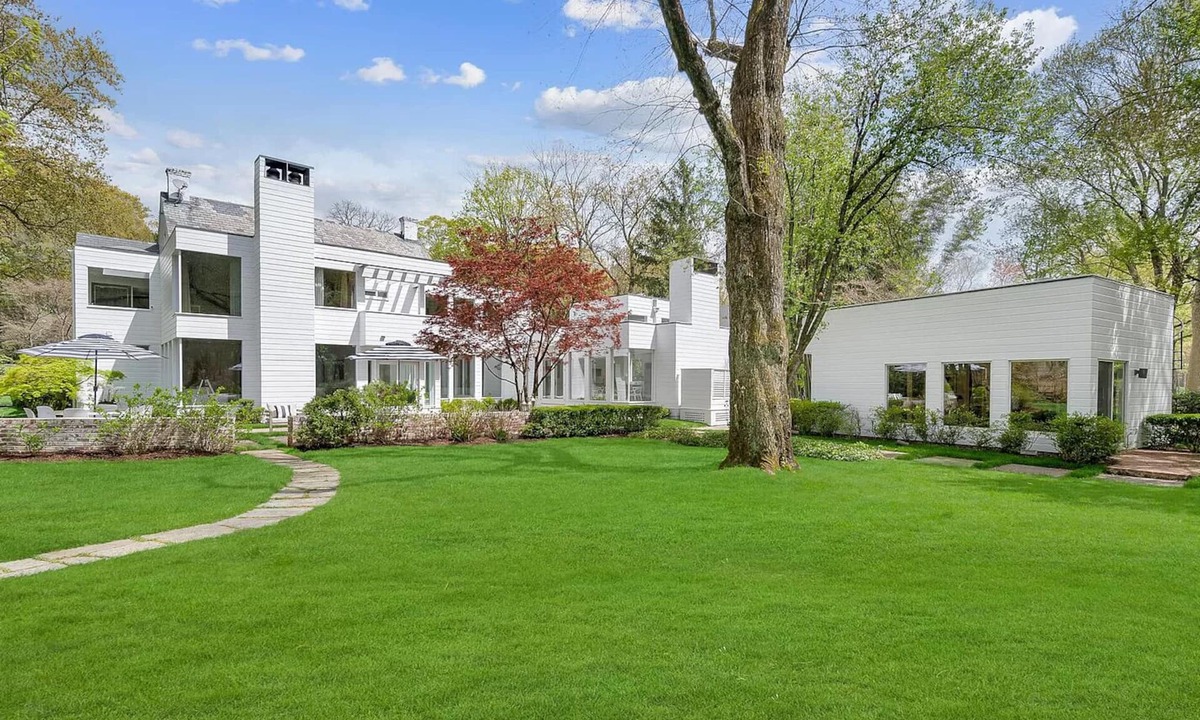 Greenwich House | Mansion in Greenwich with private lake and river