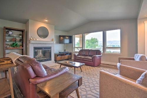 Wapato Point House | Manson Villa w/Hot Tub ~ 1 Mi to Wineries!