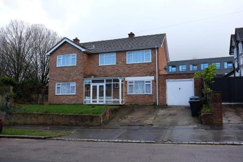 Croham House | Many Worlds Meet - EuroStar, Wimbledon 30 mins, Central London, Gatwick 15 mins - Spacious, Sleeps up to 16 plus Cot - Free WiFi, Parking - Next to Lloyd Park, Great for Families, Walkers, Relocators - Ideal for Contractors