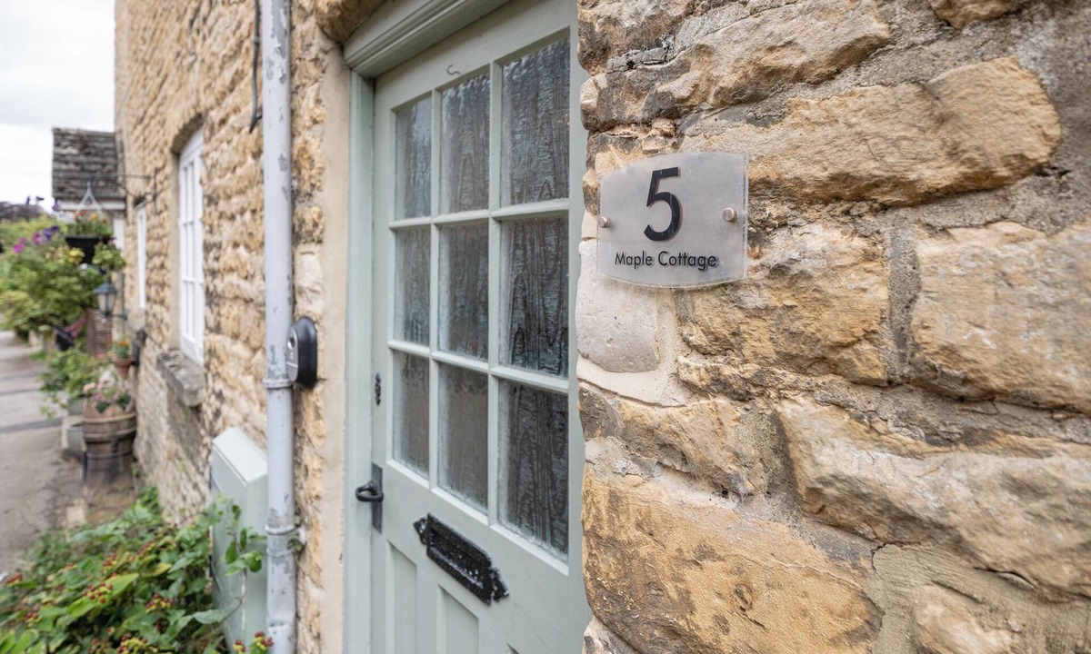Chipping Norton House | Maple Cottage - Beautiful 2BD Retreat