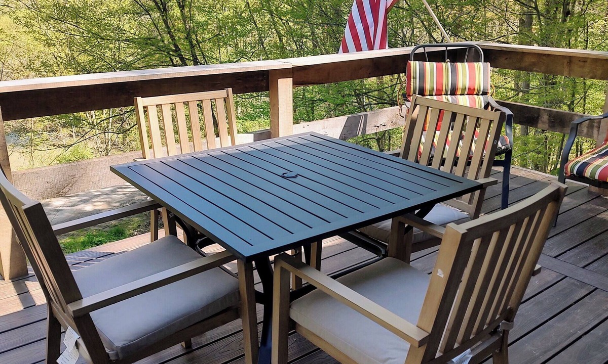 Attica Cabin | Maple Crest Cabin is a peaceful getaway from everyday life