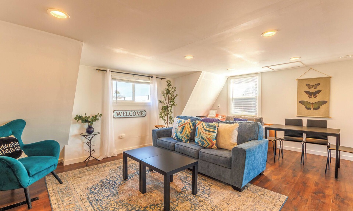 Douglas House | Maple Getaway -Upstairs Apt. Walk to Downtown, Beaches & Breweries