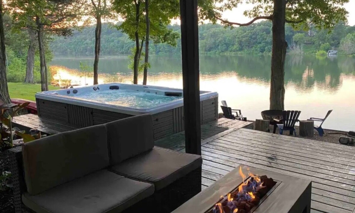Fayetteville House | Maple Hollow @ Water's Edge: Lakefront~Hot tub~Fire Pit~Kayaks~Pet Friendly