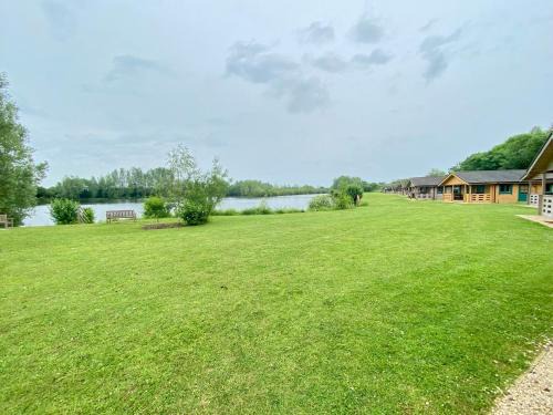 South Cerney Ski Chalet | Maple, Lake Pochard 1