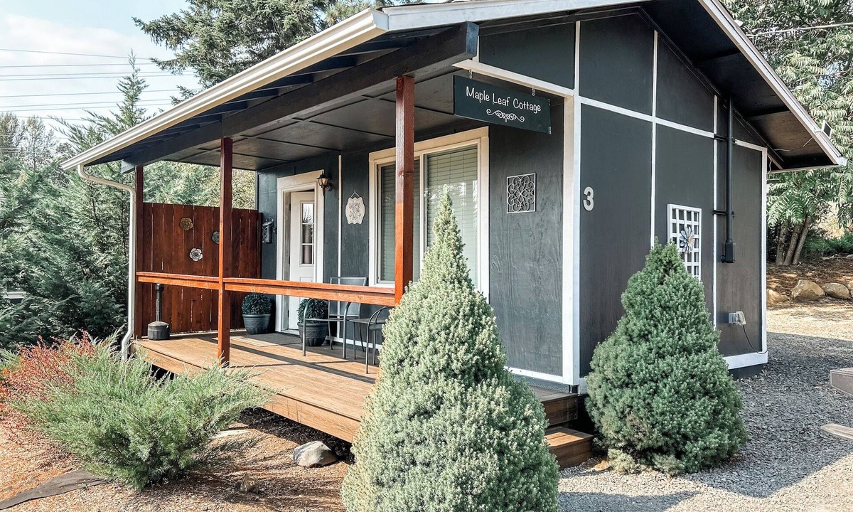 Stevenson Cabin | Maple Leaf Cottage with Scenic Views at Maple Way Cabins