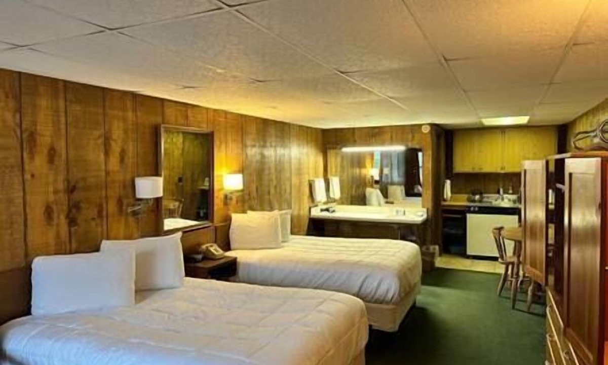 Lake Placid Hotel | Maple Leaf Inn - Lake Placid - Two Double bed with kitchenette