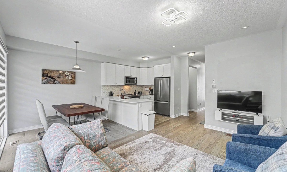 Pickering House | Maple Nest - 4 Beds, 3.5 Baths, 2 Park, Backyard