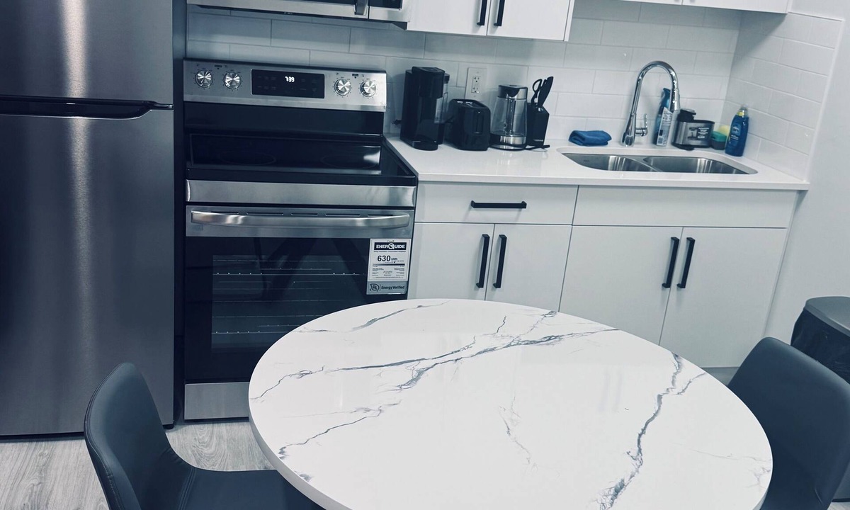 Regina House | Maple Nest @ The Greens – Cozy, Tastefully Furnished Basement Suite