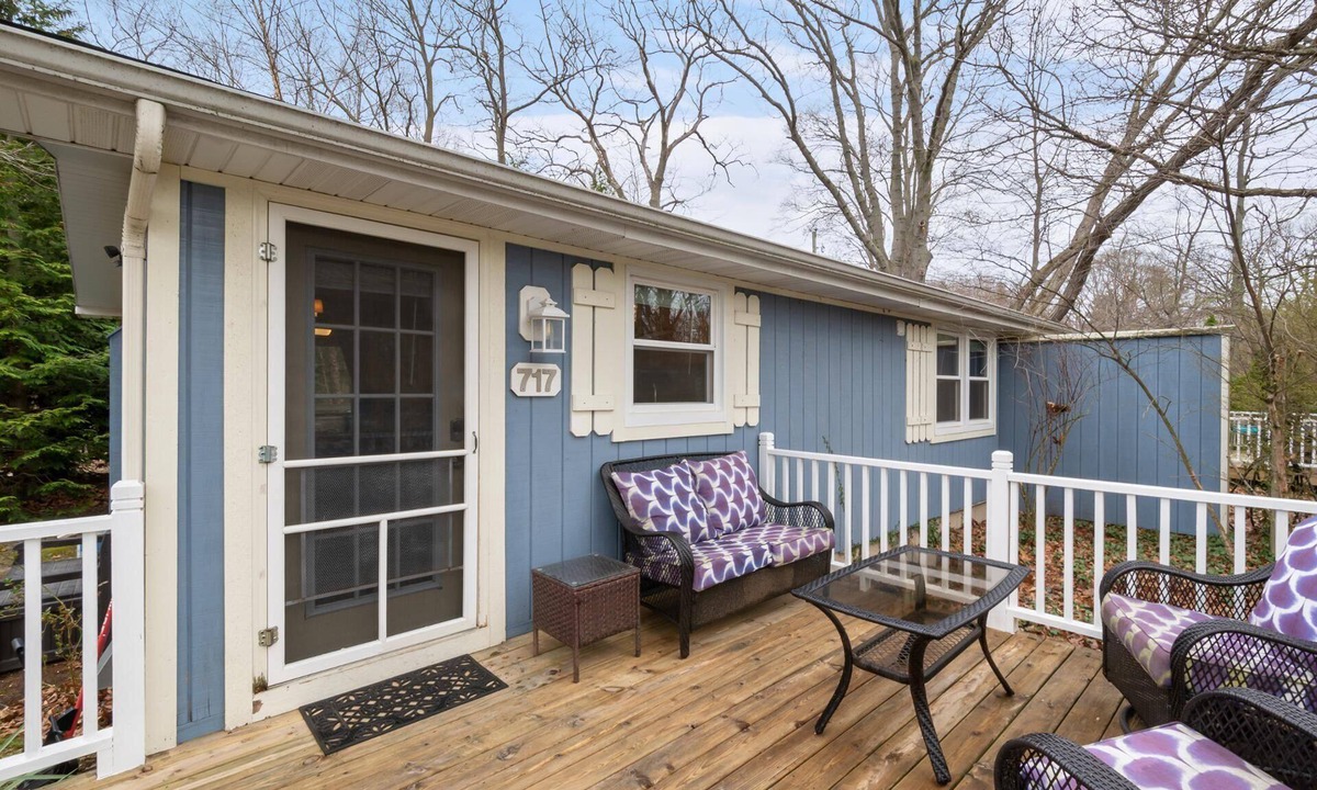 Saugatuck Villa | Maple Ridge Blue Cottage-HOT TUB!