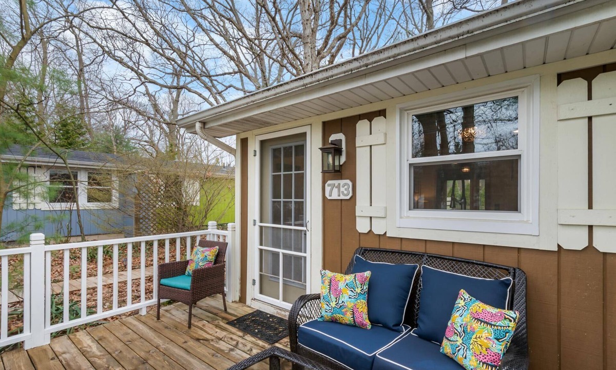 Saugatuck Villa | Maple Ridge Brown Cottage HOT TUB!