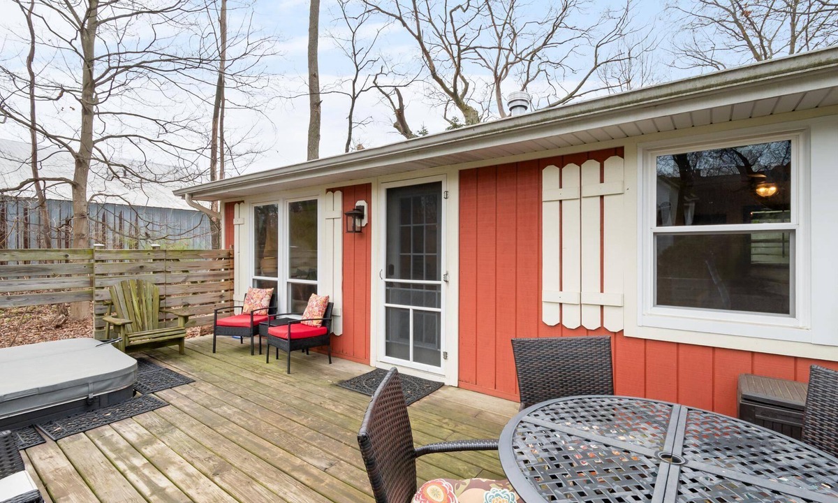 Saugatuck Villa | Maple Ridge Red Cottage HOT TUB!