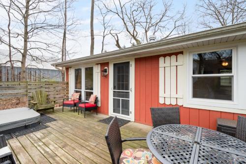 Saugatuck Villa | Maple Ridge Red Cottage HOT TUB
