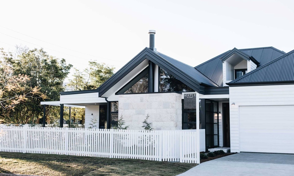 Berry House | Maple Suite, Berry - by Linnaeus Collection