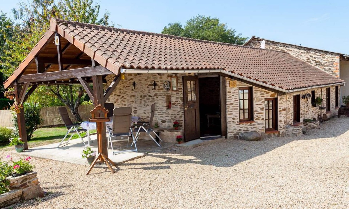 Chalais Cottage | Maple Tree Gite 2 bed