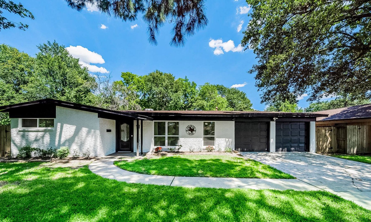 Spring Branch West House | Mapleton Place | House in Houston with fireplace, patio, & W/D