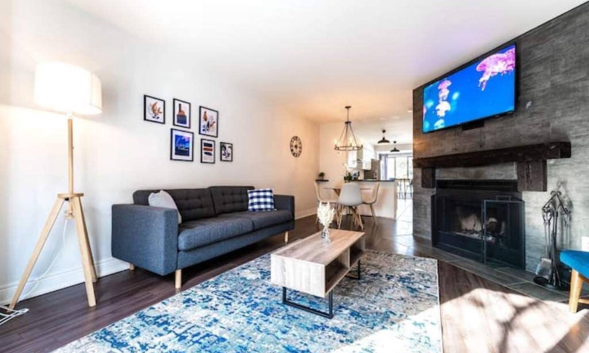 Burlington House | Mapleview Burlington Gem-King bed-Stylish Townhome