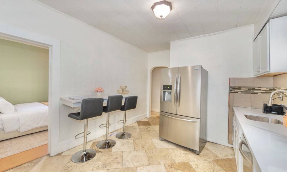 Maplewood House | Maplewood: 2BR/2BA:Near Train, Pets, Laundry, ParkIng
