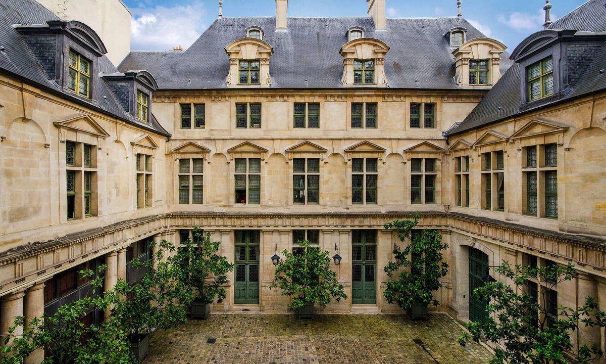 Quartier Sainte-Avoye Apartment | Marais Estate:A 17th-Cent Magnolia Courtyard Facing the Historic Hôtel Jean Bart