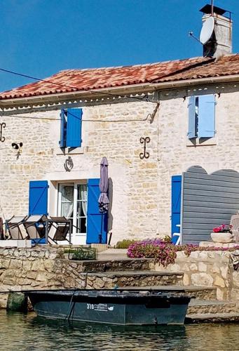 La Taillee House | MARAIS POITEVIN Gîte Nature et Serein Vue imprenable sur la rivière Calme absolu Idéal pour familles couples voyageurs