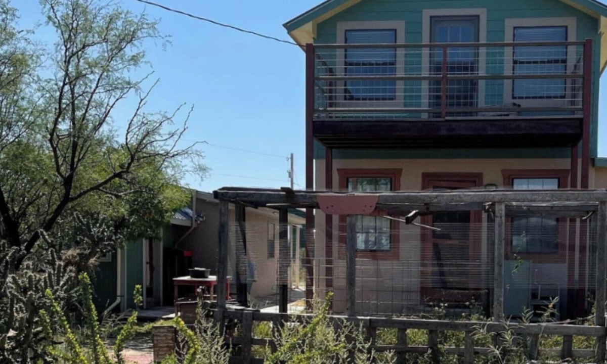 Marathon House | Marathon: Desert Oasis Retreat