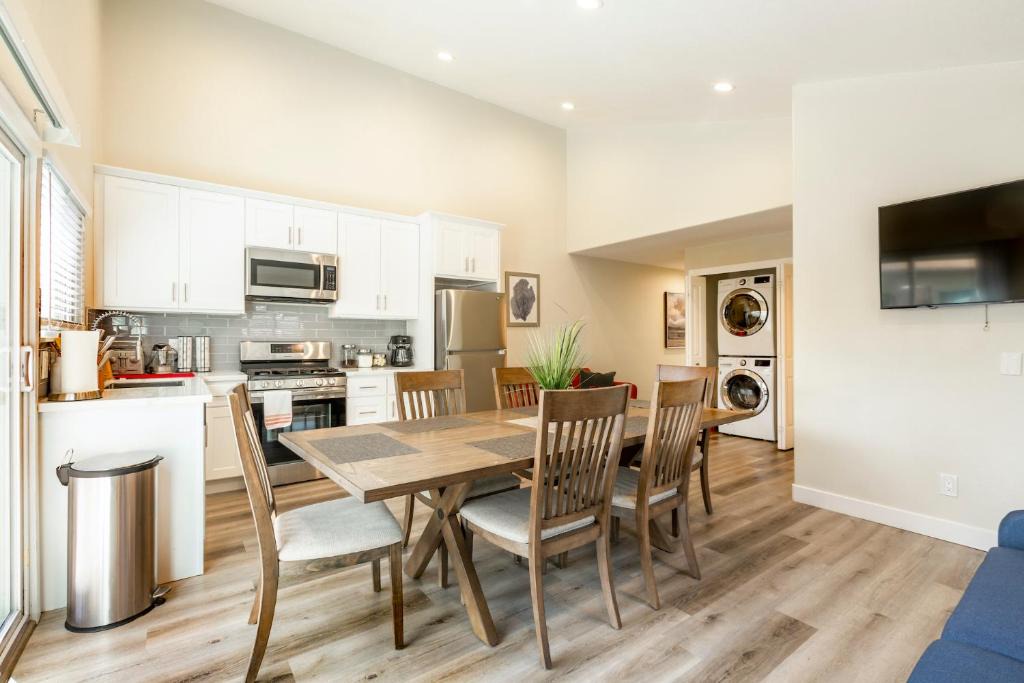 Willow Glen House | #Marbella Lane 6BR Duplex in Downtown SJ 10-Min to Levi's