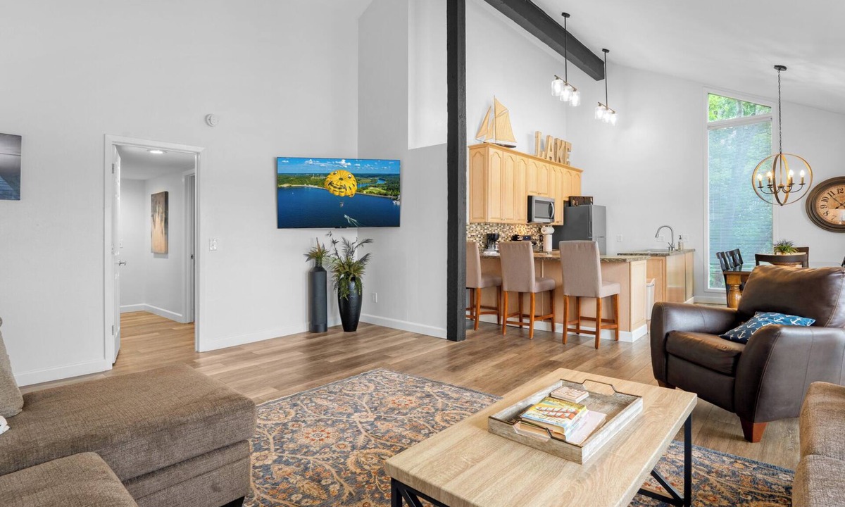 Osage Beach House | Margaritaville Lakefront | Sleeps 16 | Resort Pools/Budget-friendly big group getaway