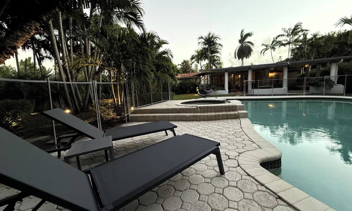 Northeast Miami House | Marilyn Monroe Waterfront Home with Pool & Dock