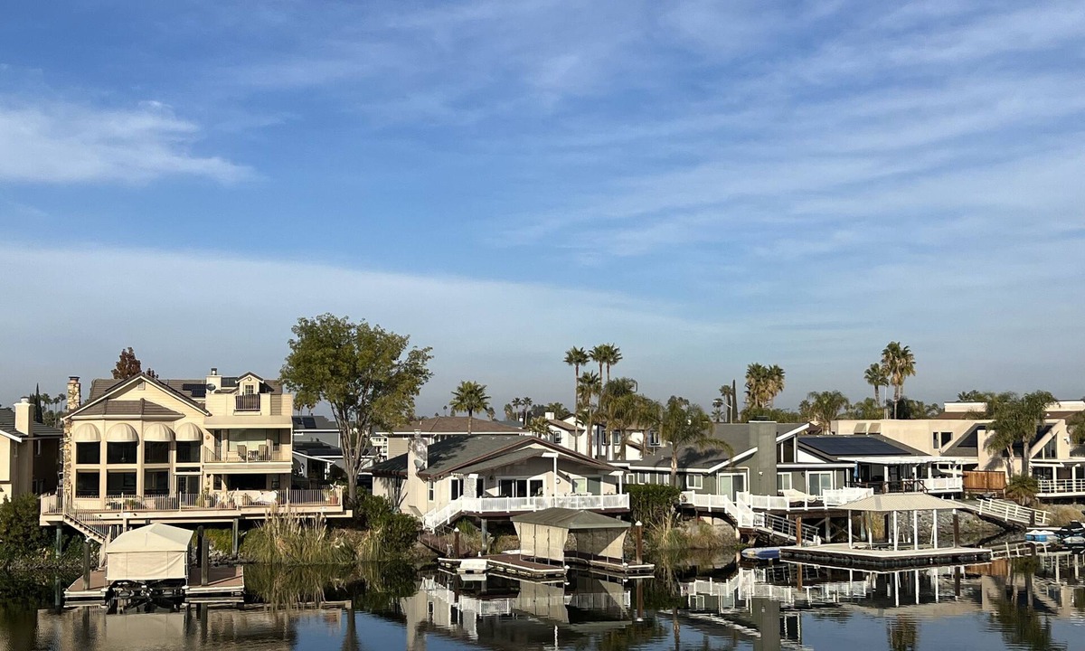 Discovery Bay House | Marina Bay Waterfront Home