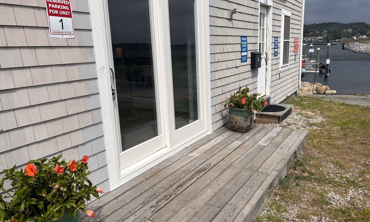 Portsmouth Apartment | Marina on the Sakonett