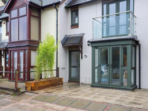 Neyland House | Marina View