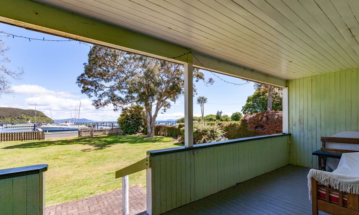 Motuoapa House | Marina Views - Motuoapa Bach