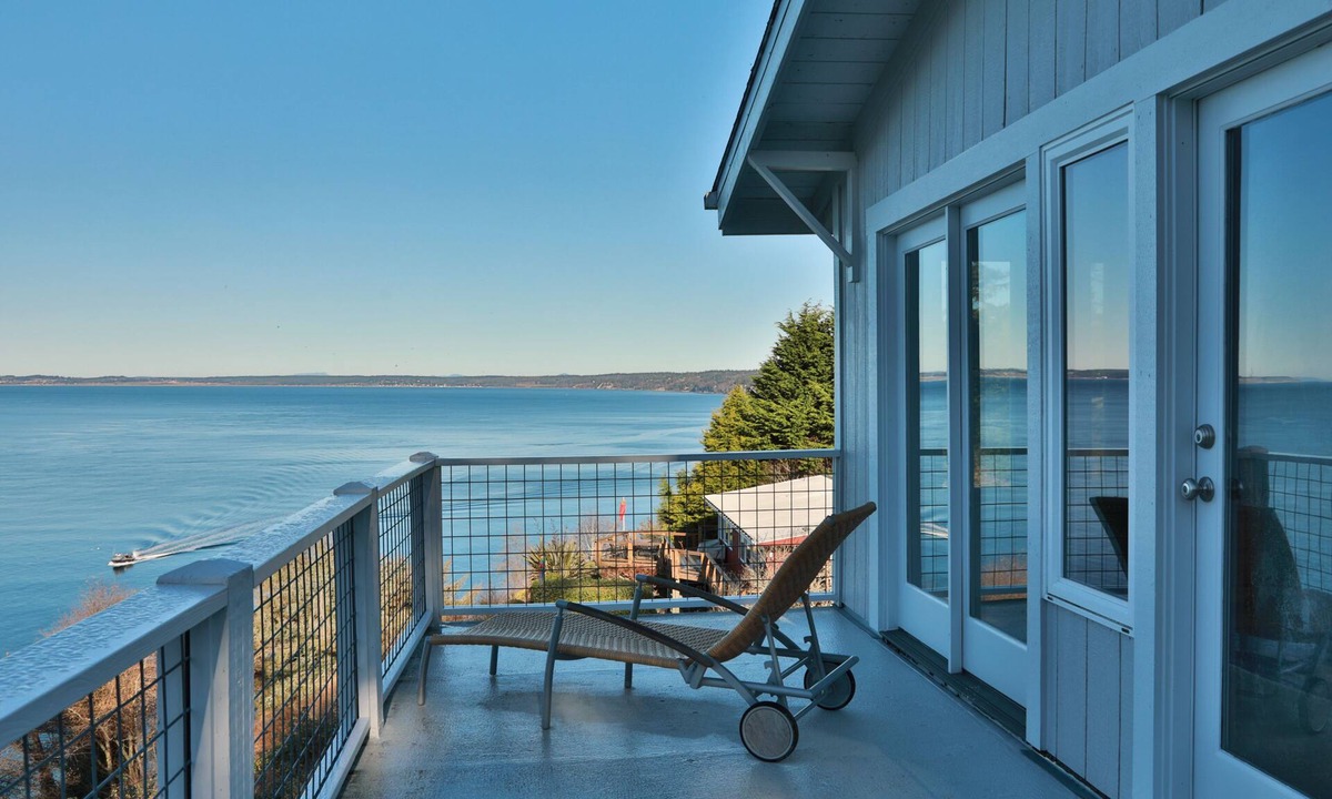 Lagoon Point House | Marine View Bluff by AvantStay | Waterfront Views