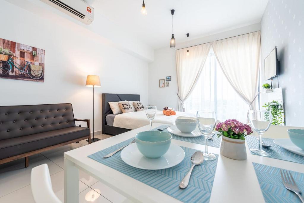 Sungai Buloh Apartment | @Mario direct MRT link & 50m infinity pool with jacuzzi