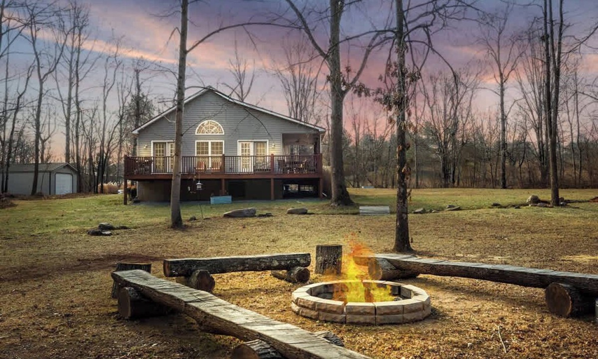 Berkeley Springs House | Mariposa · Creek Cottage with Hot Tub & Fire Pit