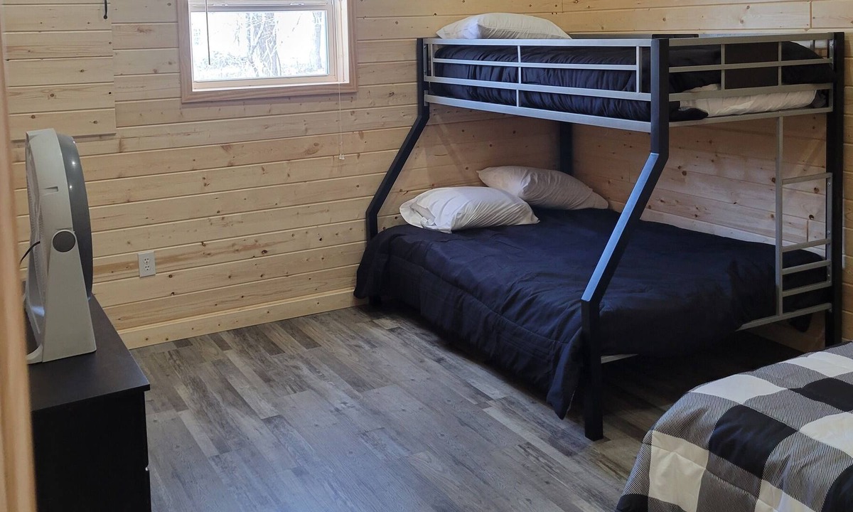 Monroe City Cabin | Mark Twain Lake cabin