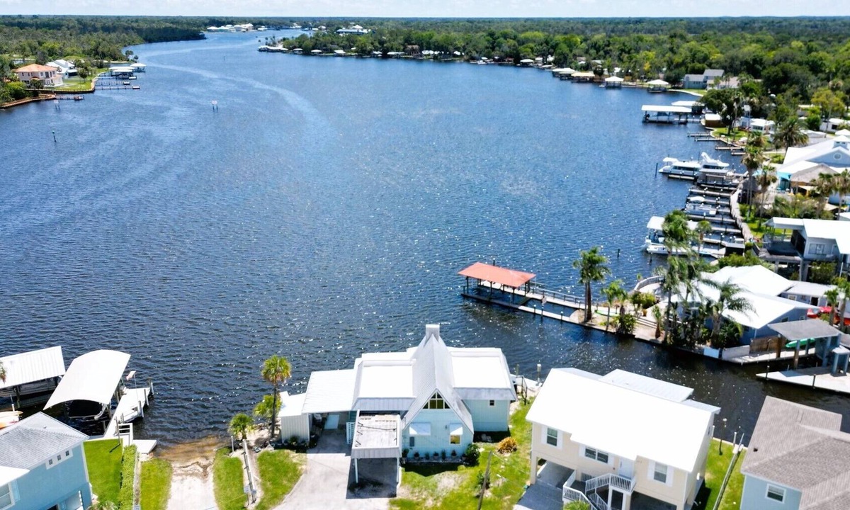 Homosassa House | Marker 7 River House