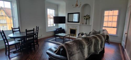 Berkeley Apartment | Market View