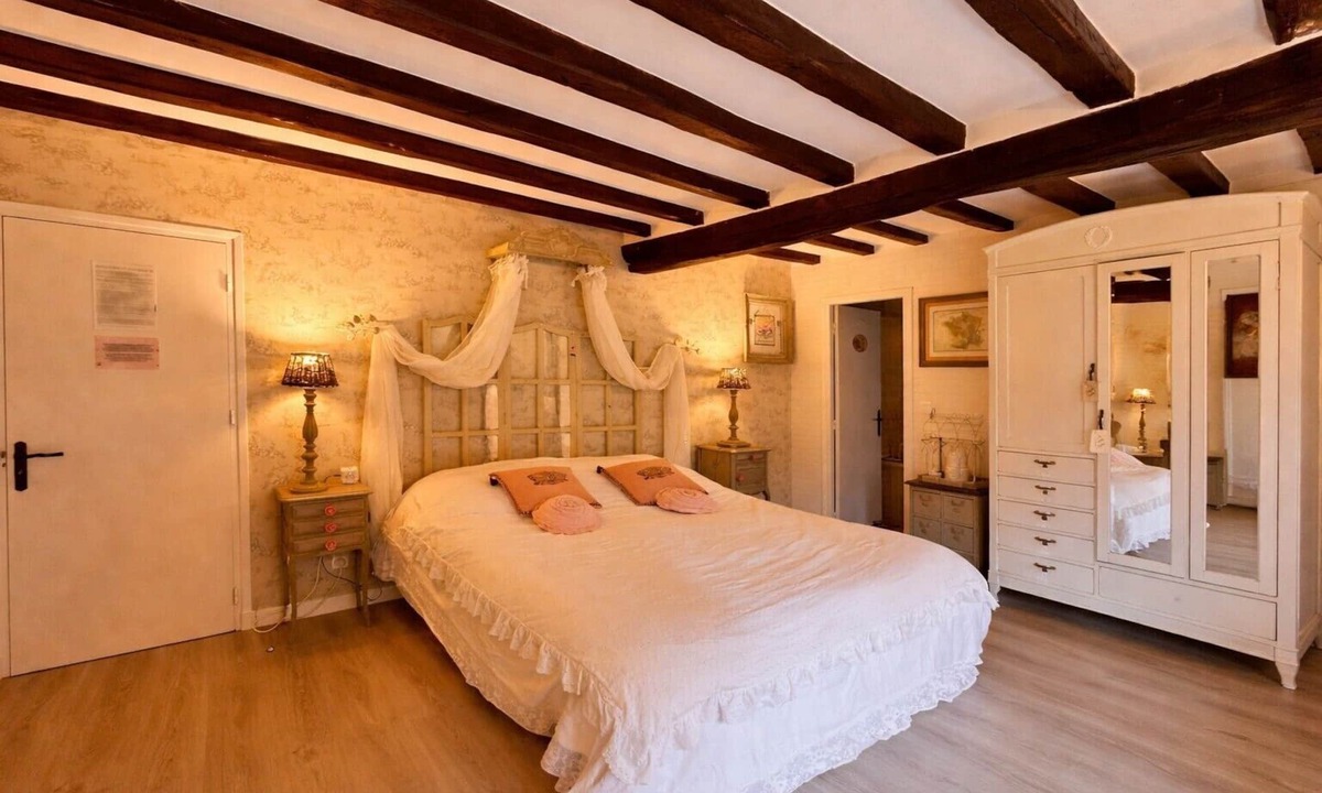 Suzay Bed & Breakfast | 'Marquise De Pompadour' Guest Room with Pool, Breakfast, Shared Garden & Wi-Fi