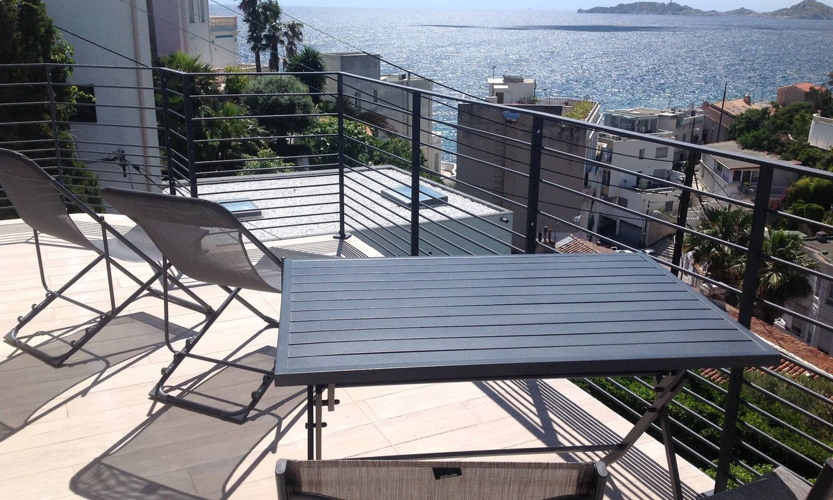 Roucas-Blanc House | Marseille corniche sea view suite
