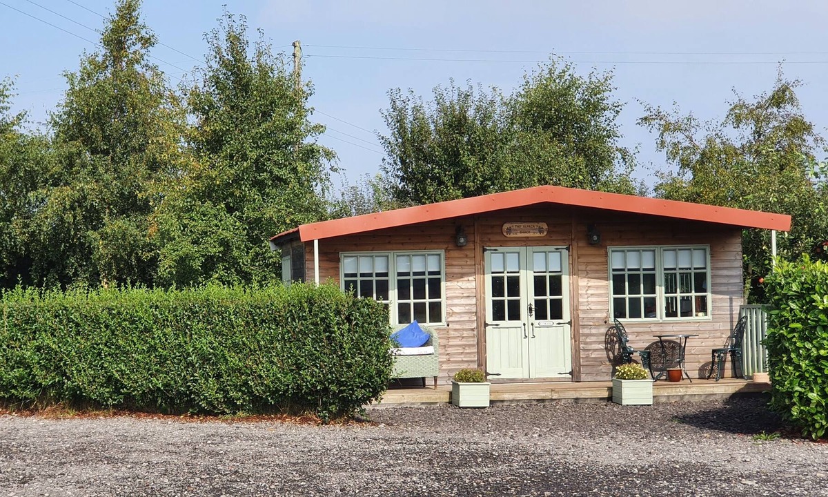 New Holland Cabin | Marshland Alpacas Glamping Lodge