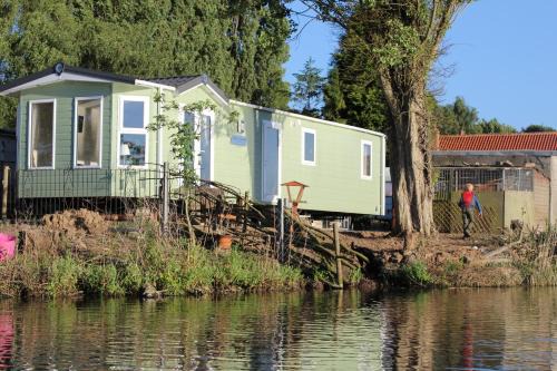 Barton-upon-Humber Cabin | Marshlands Lakeside Nature Retreat