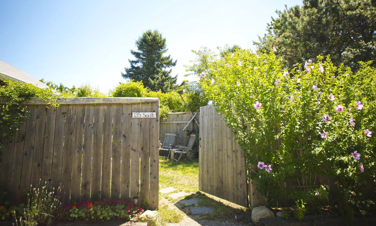 Edgartown Cottage | Martha's Vineyard 1BR, Pets Ok, 10 Min walk to beach or Edgartowns shops!