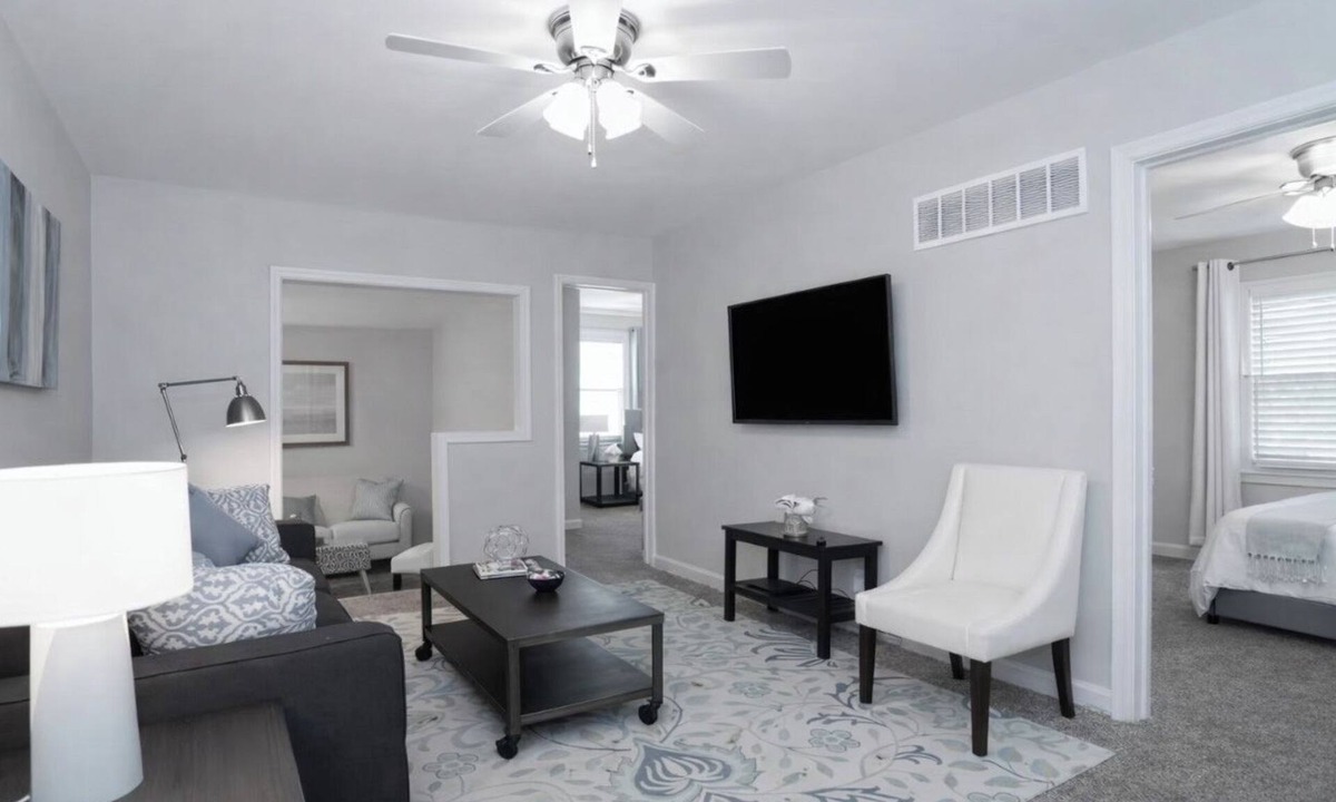 Overland Park House | Marty's Retreat 1 block to downtown Overland Park