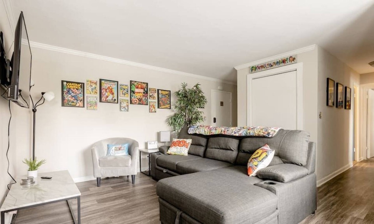 Country Club Plaza Area Apartment | Marvel Comics 2 Bedroom Apt on the KC Plaza w/Pool